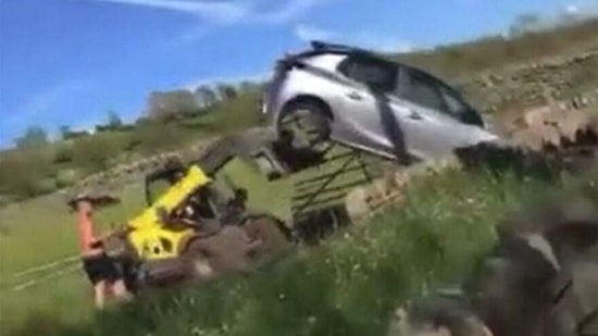 Çiftliğin Önüne Park Edilen Aracı İş Makinesi ile Ters Çeviren Çiftçi