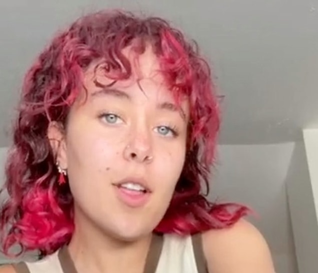 "Saçlarım pembe, bulduğum saçların benim olması imkansız. Birisi evimde yaşıyor."