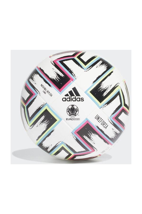 8. Milli Takım sponsorlarından Adidas'ın bu döneme ait çıkardığı futbol topu.