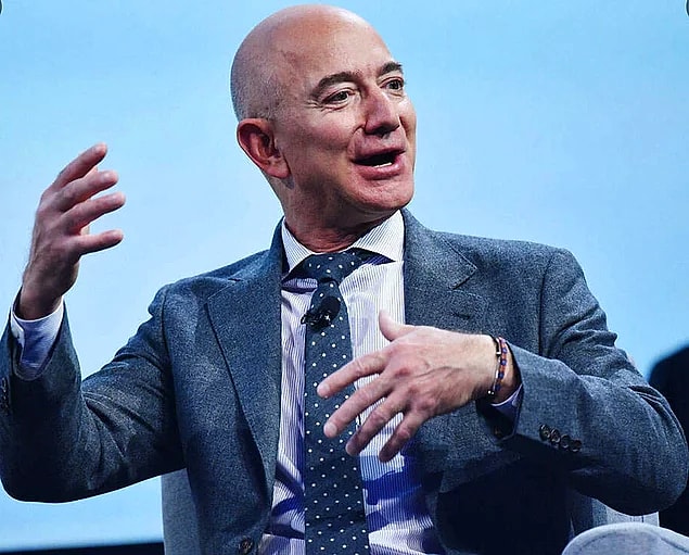 Bezos'un sosyal öz güvenini 1997 yılında yaptığı bir röportajın videosunda görmek mümkün.