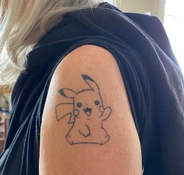 5. "Annemin Pikachu dövmesi. Pokémon hayranı olmasına ek olarak babasız büyümüş bir çocuk olan beni temsil edecek bir dövme yaptırmak istemiş."