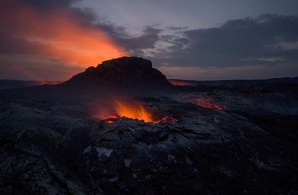 İnanışa göre, 175 milyon yıl önce yaşamış Xenu adlı lider tarafından Dünya'ya gönderilen diğer varlıklar Hawaii'deki bir yanardağa atıldı.