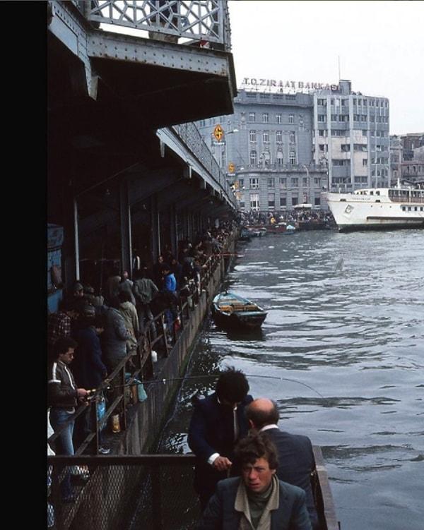 2. "Hadi yeniden buluşalım eski köprünün altında" şarkısındaki Galata Köprüsü, 1980