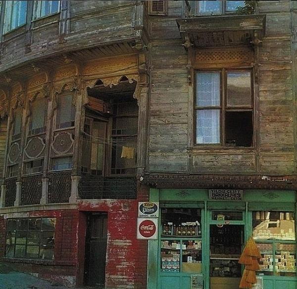 7. Beşiktaş - Yıldız'da bulunan muhteşem bir yapı ve altındaki nostaljik bakkaliye. 1970