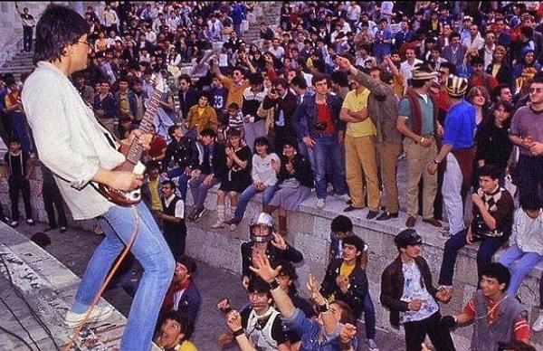 9. Harbiye Açıkhava Tiyarosu'nda bir rock konseri ve coşkuyla dinleyen kalabalık, 90'lar...