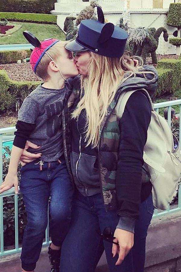10. Hilary Duff oğlunu dudağından öptüğü için eleştirilmişti.