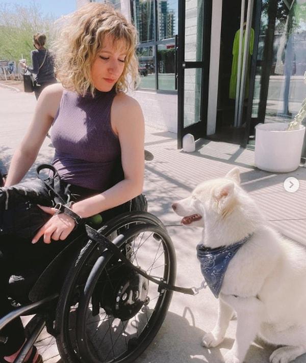 Daha önce tekerlekli sandalye kullanan tanıdıklarından hava yolu şirketlerinin sandalyelere zarar verdiğini duyan Gabrielle'in, omurilik iltihabından kaynaklanan ve yürümesini engelleyen 'transvers miyelit' isimli bir rahatsızlığı var.
