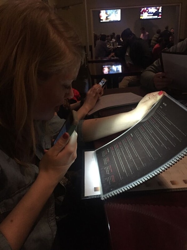 11. «Чтобы прочитать меню, вам понадобится фонарик на телефоне» - официантка