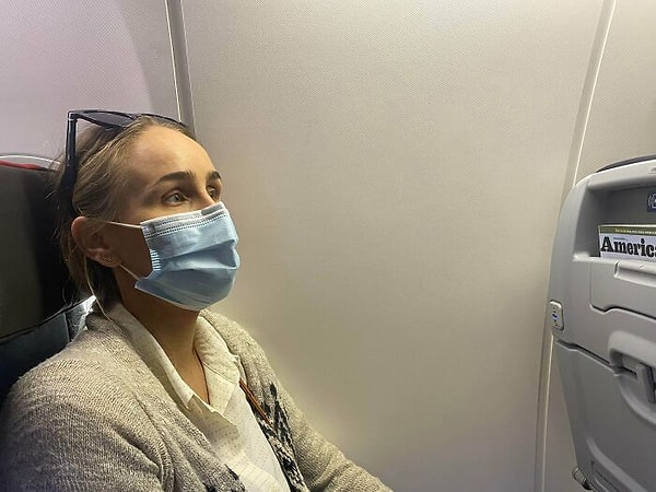 10. Заплатила дополнительную сумму за место около окна. В итоге ее сидение оказалось около стенки самолета