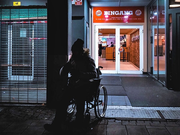 14. Возможность ходить в магазин, не беспокоясь о том, поместится ли ваша инвалидная коляска в проходы или есть ли у них парадные ступеньки