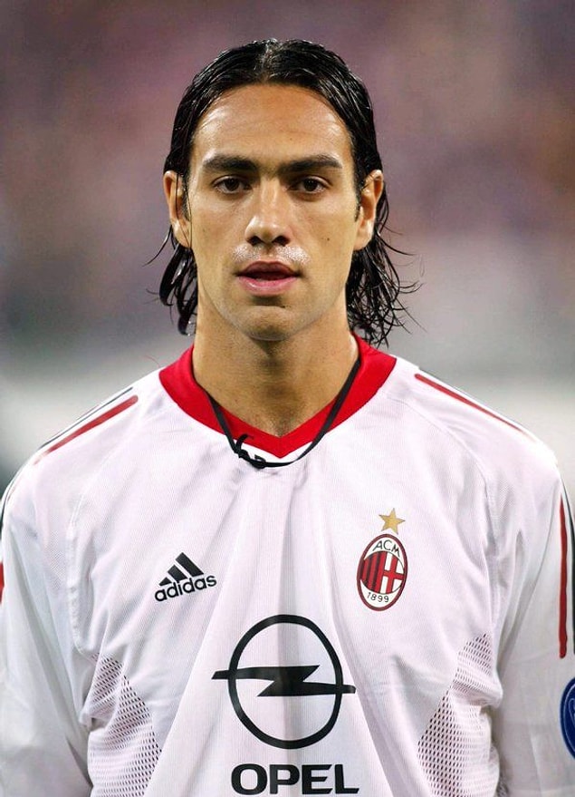 9. Milan'ın efsane defans oyuncusu Alessandro Nesta, saatlerce playstation oynadığı için sol elinin başparmağını sakatlamıştı. Ameliyat olan İtalyan, 4 hafta futbol oynayamamıştı.