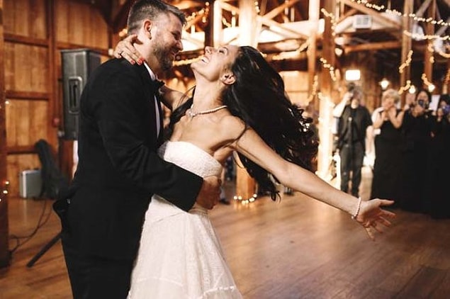 2. ABD Newlyweds'de evlenen çift gerdeğe konukların gözü önünde ve tören sırasında yere serilen hasır üstünde giriyor.