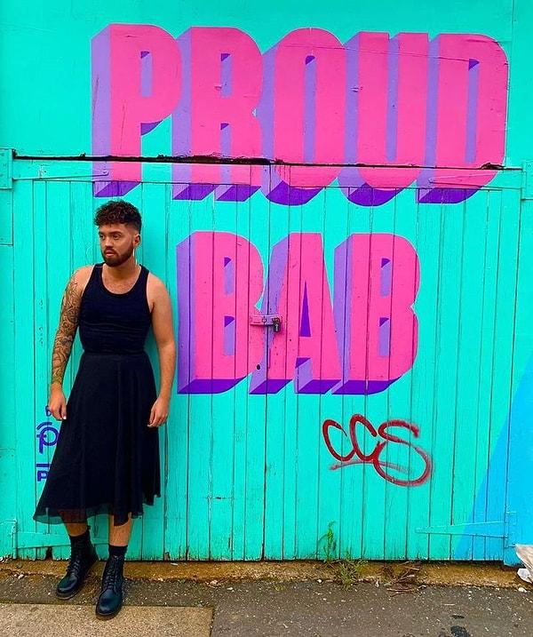 Connor hep İngiltere'nin Birmingham şehir merkezindeki bu duvar yazısının önünde fotoğraf çektirmek istemiş ama doğru kıyafeti bulamamış.