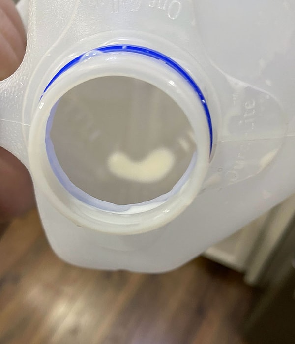 19. Я пошел в холодильник за молоком для хлопьев, но кто-то положил молоко обратно, когда там осталось вот столько