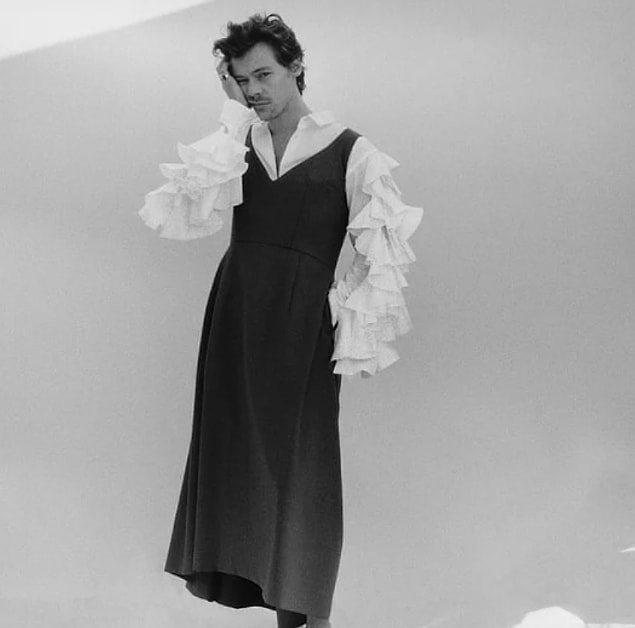 Connor küçüklüğünden beri modaya büyük ilgi duymuş ve hep göze çarpan bir şekilde giyinmiş. Şarkıcı Harry Styles'ın olay olan elbiseli fotoğrafını gördüğünde de bunun bir işaret olduğunu hissetmiş.