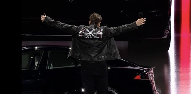 Tanıtım etkinliğine Elon Musk giydiği ceketle olay oldu. Bunun en büyük nedeni ise ceketinin arkasında Model S Plaid'te yer alan özel bir rozet amblemi.