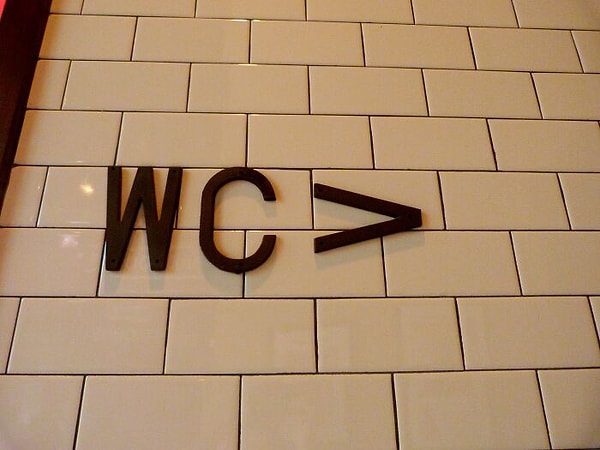 13. Вам будет хотеться писать ВСЕГДА. Как только вы сходите в туалет, вам снова нужно будет хотеться "по-маленькому" через 15 минут. Самое неприятное время - это ночь, когда вы должны спать, но вместо этого вы просто встаете, чтобы сходить в туалет каждые несколько часов