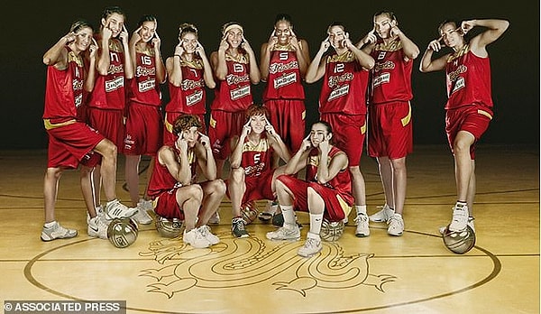 И мужская, и женская команды приняли участие в рекламной кампании и были изображены на корте, украшенном китайским драконом.