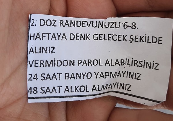 Sosyal medyada paylaşılan ve Pfizer-BioNTech aşısından sonra verildiği iddia edilen kağıtlar da yeni bir tartışmanın önünü açtı.