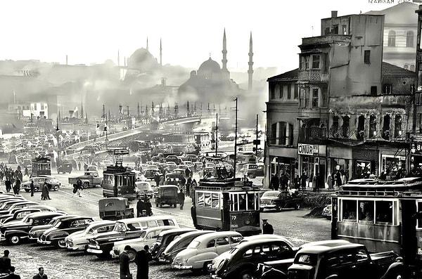 1950'lerde İstanbul'un trafik problemi bir hayli artar. Yaklaşık 16 bin aracın trafiğe çıktığı sokaklar ise dar ve araçların karşılıklı seyretme imkanı sınırlıdır.