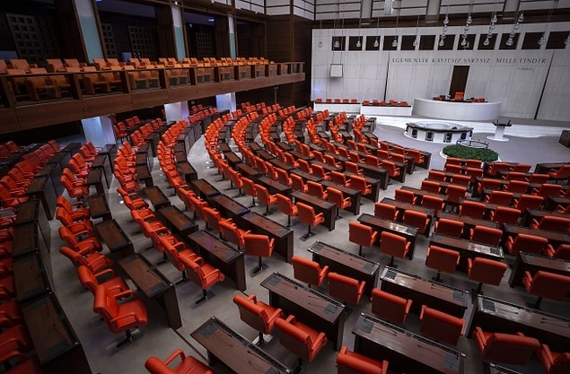 Gelin biraz 'güven' duygusundan bahsedelim. Bu duygu tüm toplumsal ilişkilerin temelinde bulunması gereken bir kavram aslında.