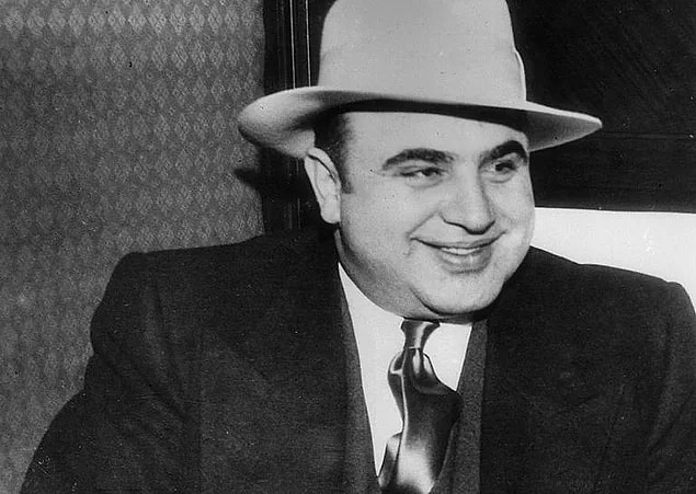 8. Sicilya'da Cosa Nostra, Napoli'de Camorra, Kalabriya'da Ndrangheta, Puglia'da Sacra Corona Unita isimli organize suç örgütleri bulunmaktadır.