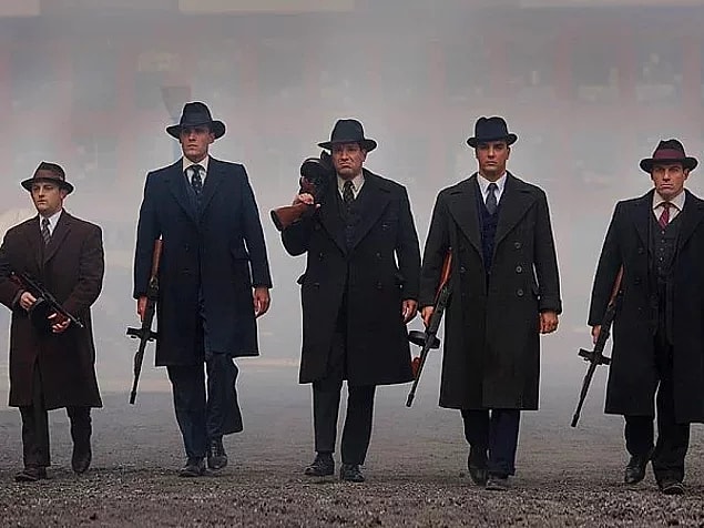10. Zamanla mafya daha sofistike suçlara odaklanmaya başlamıştır. Cinayet veya vahşet yerine, rakiplerinin itibarını sarsacak ve onları kendi iş stratejilerini olumsuz etkileyen tüm yanlış kararlara yönlendirecek etkili ekonomi stratejileri tasarlamışlardır.