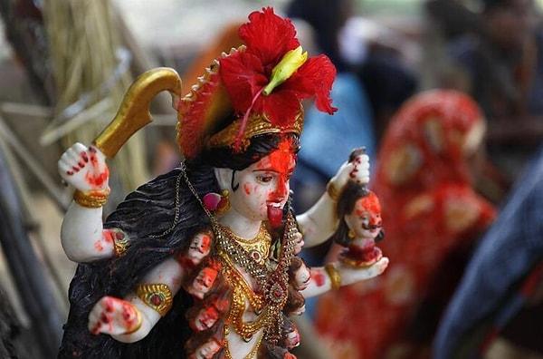 Milyonlarca insanın hayatını değiştiren virüs Hindistan'da bir tanrıçanın ortaya çıkmasına neden oldu: 'Korona Tanrıçası...'