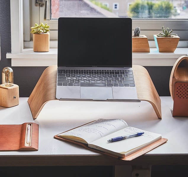 17. Laptop masası son zamanların en popüler ürünlerinden.