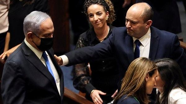 Muhalif partilerin kurduğu koalisyon hükümetinin Mecliste güven oyu alarak Netenyahu'yu devirmesinin ardından bugün de Netenyahu, alışkın olduğu şekilde başbakanlık koltuğuna oturdu. Ancak yetkililerin uyarısı ile muhalefet sıralarına geçti.