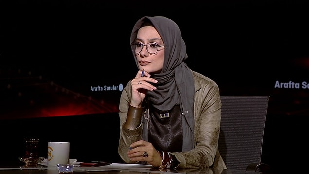 "Benim büyüklerime, küçüklerime saygım var. Ben devletçi bir insanım. Devletime saygım var. Allah devletime her zaman güç ve kuvvet versin. Devletimin temsil edildiği her yerde devletime saygı gösterdiğimi belirtmem bile bana göre anormal. Biz böyle büyütüldük."