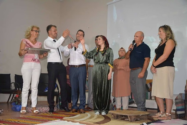 12. Bulgaristan’da erkek, evleneceği kişiyi ailesinden istemeye arkadaşlarıyla gider ve yanında mutluluk, sağlık ve zenginliği temsil eden “rakia” denilen özel bir ev viskisi ile “zdravet” adı verilen yeşil çiçeklerden bir buket götürür.