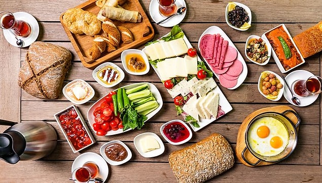 Bu zamana kadar okullarda öğretmenlerimizden evimizde ebeveynlerimizden kahvaltının en önemli öğün olduğunu duyduk ve birçoğumuz da bu nedenle güne kahvaltı yaparak başladı, başlıyoruz.
