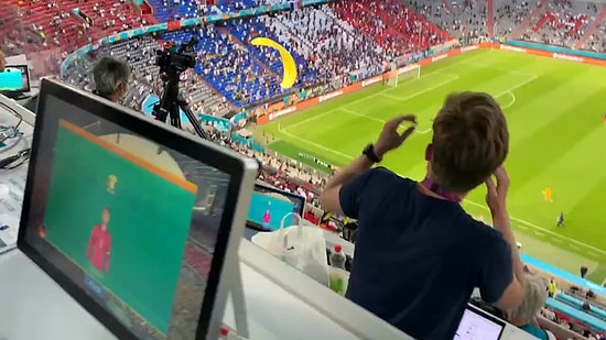 Fransa - Almanya Maçı Öncesi Bir Protestocu Sahaya Paraşütle İndi