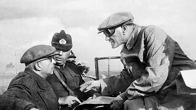 "‘Ne olacak?’ dedi. Ben evvela çok müteessirdim. Ağlayacak vaziyette idim. Gönlünü almayı istiyordum. 'Çok muzdaribim' dedim. 'Bilmiyorum nasıl oldu?'