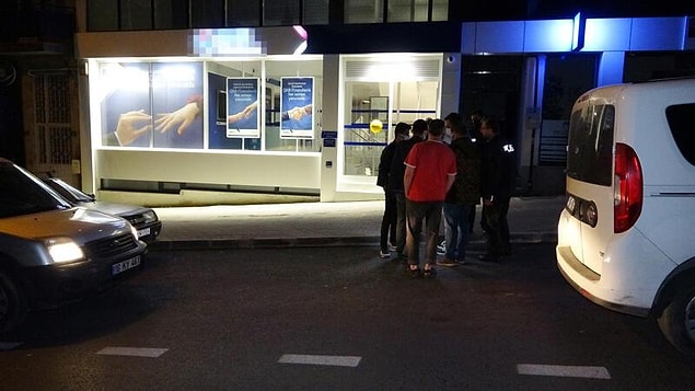 Ekipler, çevrede incelemelerde bulunurken, banka görevlileri vezneden 4 adet 50 liralık banknot çalındığını belirledi.