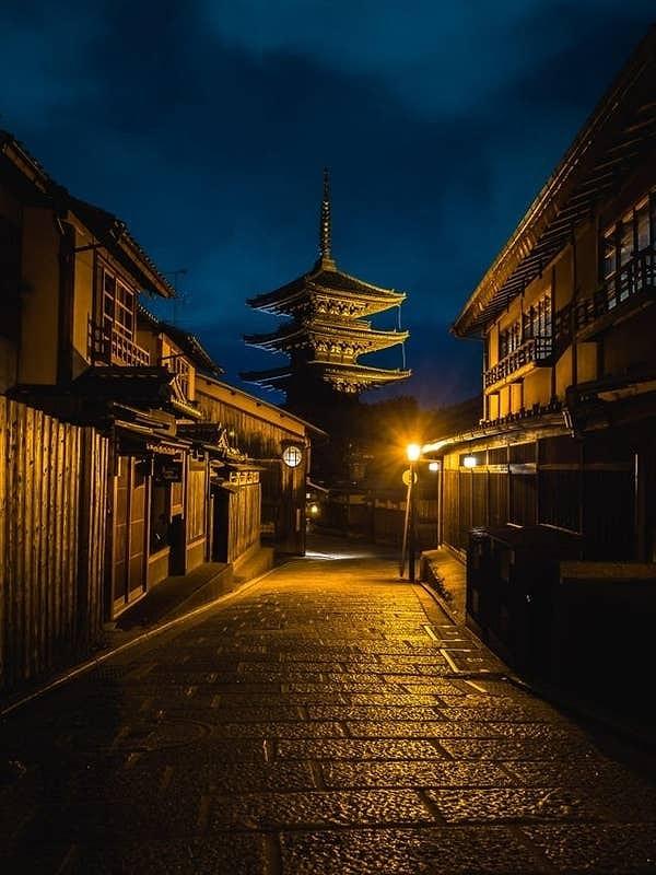 3. "Gece vakti Kyoto'da dolaşıyordum."