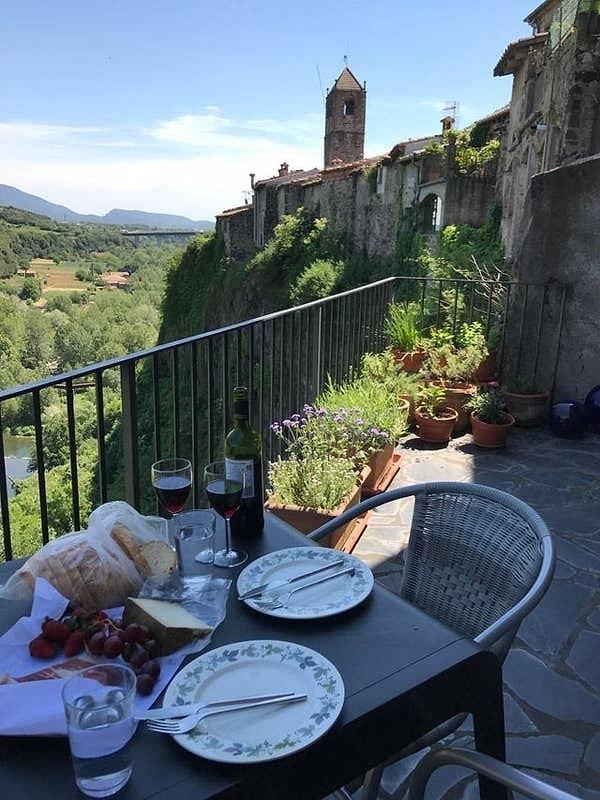 8. "Katalonya'da Airbnb sayesinde kiraladığımız evin balkonu. Masadaki her şey yerel ve şarap dahil toplamda 10 eurodan az tutuyor."