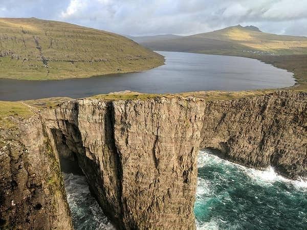 16. "Faroe Adaları'nda bulunan Sørvágsvatn aklımı başımdan aldı."