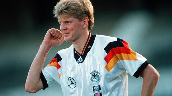 10. Son olarak, kendi taraftarına el hareketi çektiği için millî takım kariyeri sona eren Alman futbolcuyu tanıyor musun?