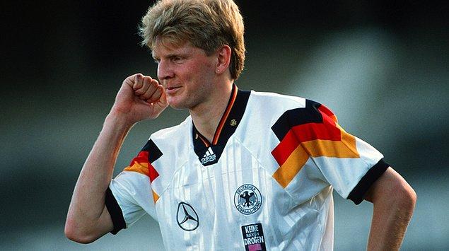 10. Son olarak, kendi taraftarına el hareketi çektiği için millî takım kariyeri sona eren Alman futbolcuyu tanıyor musun?