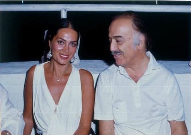 "Peri Sultan, bugün Mayıs 1… Çiçekler güneşten mahrum ve mahzun. Yalnız 11 lale senin ışığında mesut yaşayacak ve mesut olacaktır. Seni öperim."