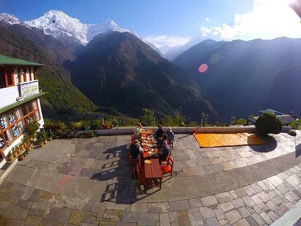 24. "Hayatımda hiç böyle bir manzara karşısında kahvaltı etmemiştim. Nepal'de bulunan Annapurna Dağı'nın bu kadar nefes kesici olmasını beklememiştim."