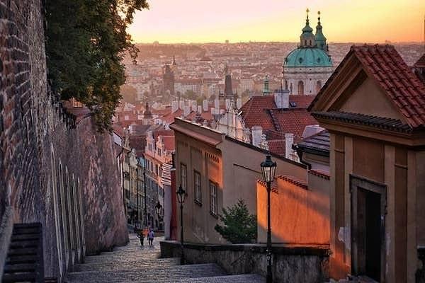 25. "Prag'da havanın çok sıcak olması bekleniyordu ve biz de şehri sabah 5.30-7.30 arasında gezmeye karar verdik. Daha iyi bir karar veremezdik."