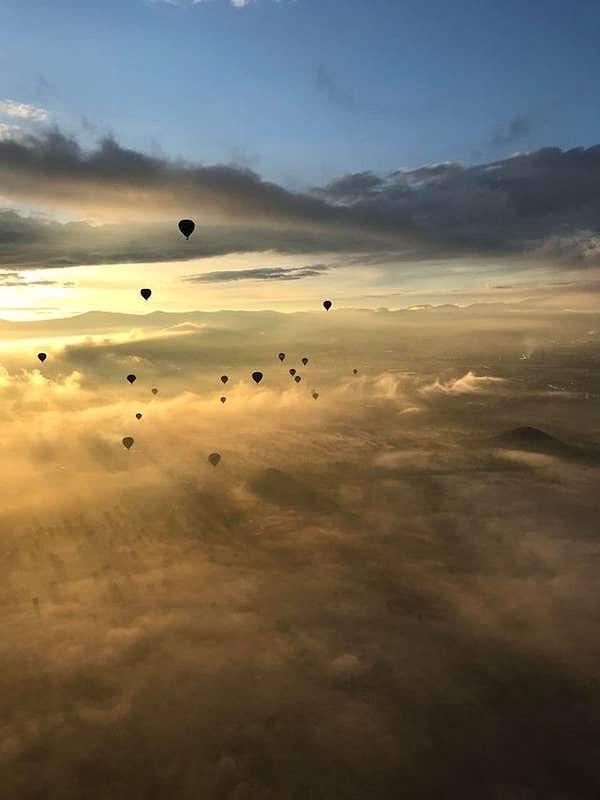 39. "Sabah erken saatlerde Meksika'daki Teotihuacán Piramitleri'nin üzerinde bir sıcak hava balonu turu yaptım ve nefes kesici olduğunu söyleyebilirim. Bulunduğum yerden Güneş ve Ay Piramitleri aynen böyle görünüyordu."