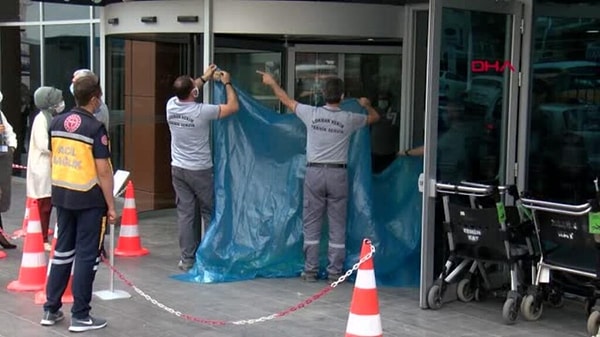 Otomobil çekiciyle bulunduğu yerden çıkarılarak otoparka götürülürken, hastane kapısında hasar meydana gelen yer çalışanlar tarafından naylonla kapatıldı.