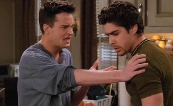 1. 'Friends' dizisinin efsane karakteri Chandler'ı oynayan Matthew Perry'nin orta parmağı araba kapısına sıkışarak kopmuş!