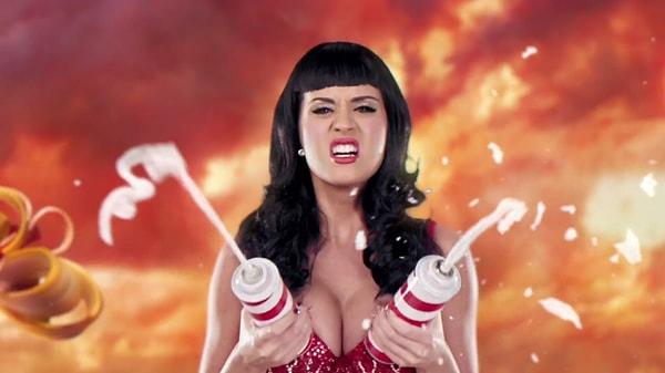 22. Katy Perry'nin ailesi küçükken şans kurabiyesi yemesine izin vermiyormuş. Nedeni ise 'Şansın Şeytan işi olması'..