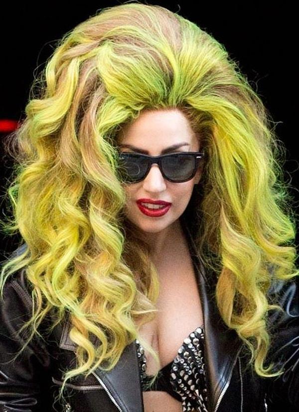 3. Lady Gaga farklı stilini bir dönem renkli saçlarıyla tamamlıyordu.