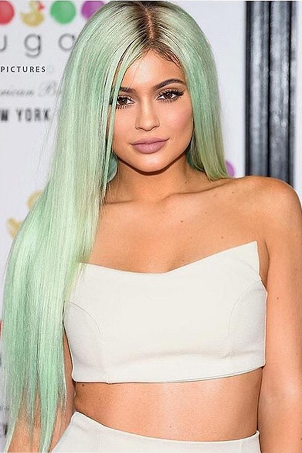 11. Kylie Jenner özel günlerde sıklıkla renkli saç tercih ediyor.